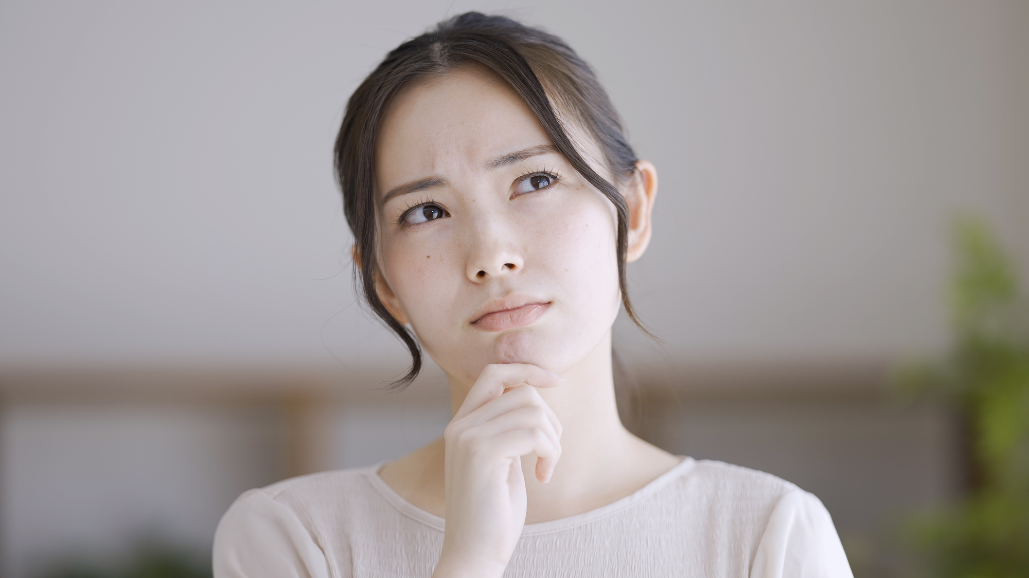 悩む女性